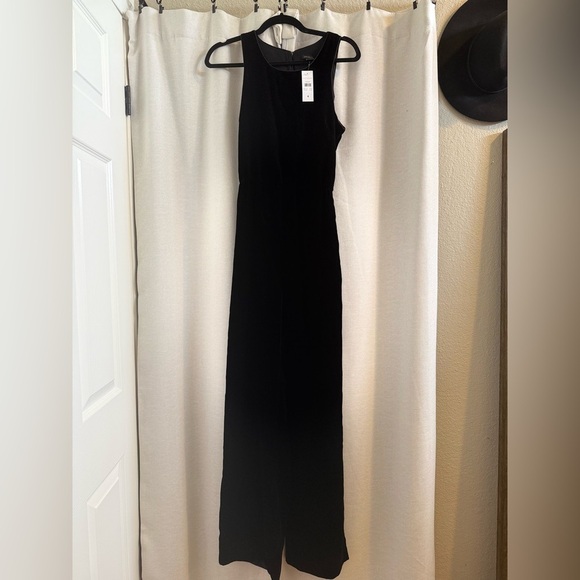 NWT Ann Taylor Black Velvet Sleeveless Jumpsuit size 4 - Picture 4 of 5